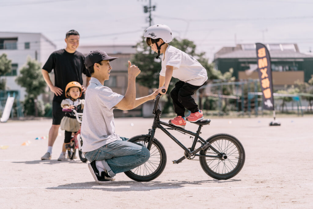 BMXを楽しむ子ども