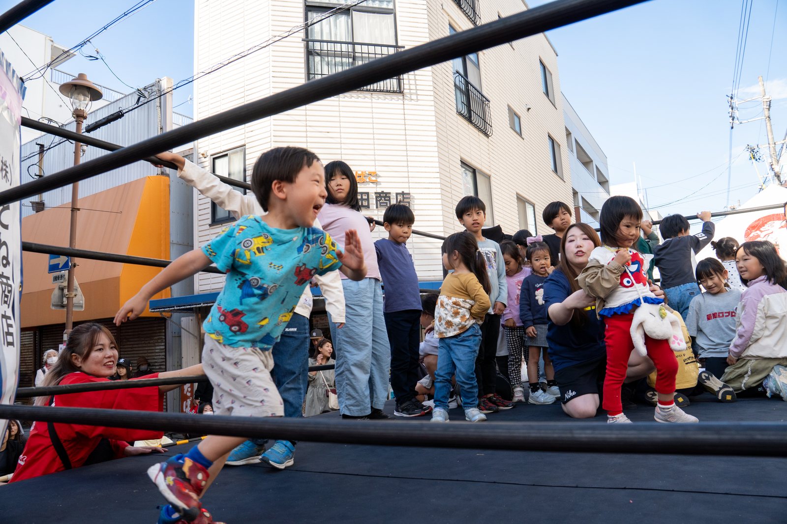 リングの中を走りまわる子どもたち